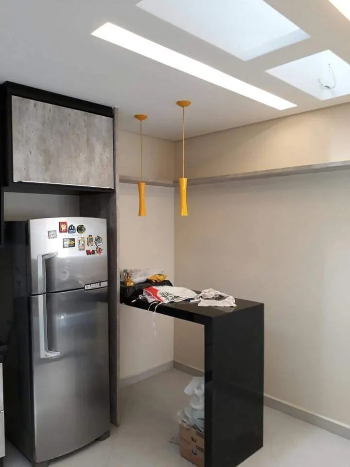Cozinha planejada moderna com bancada em granito