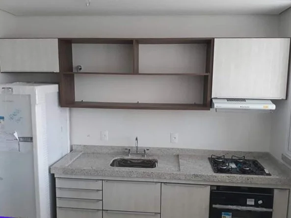 Cozinha planejada branca com acabamento premium