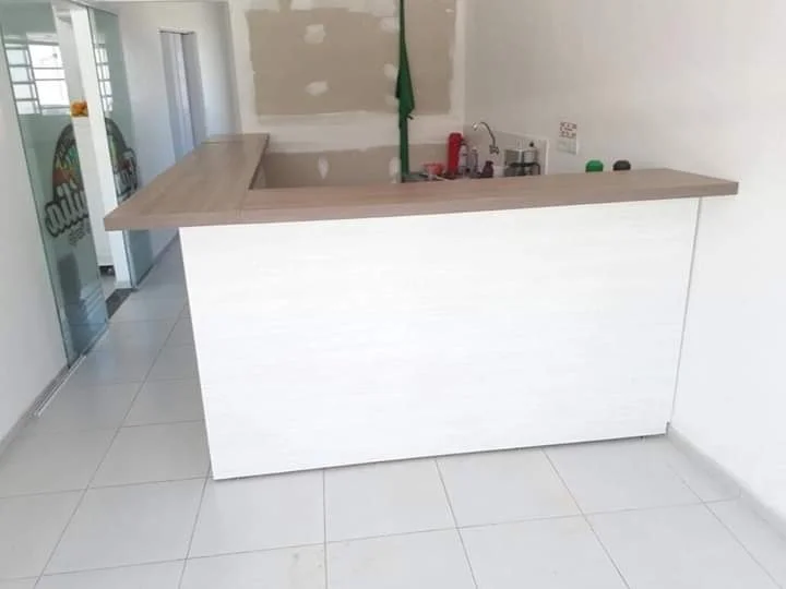 Cozinha planejada com armários aéreos
