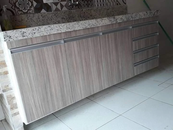 Cozinha planejada com cooktop embutido