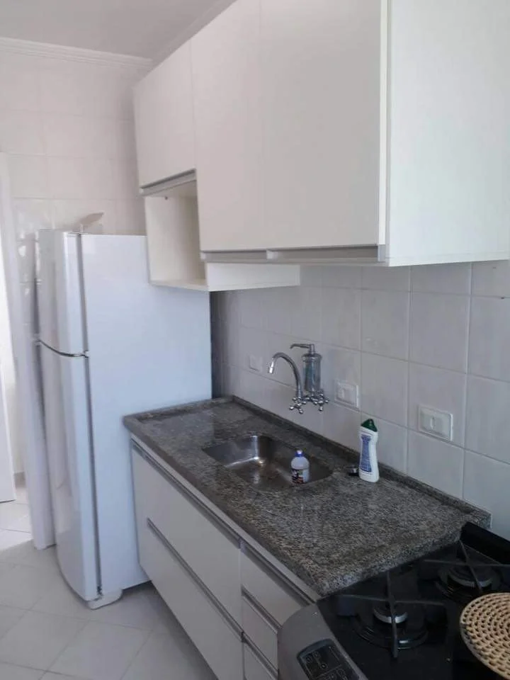 Cozinha planejada com despensa organizada