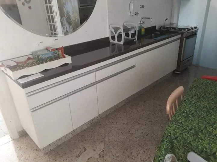 Cozinha planejada com iluminação embutida