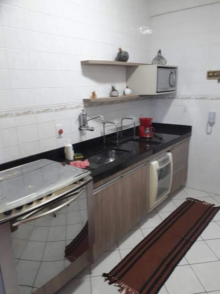 Cozinha planejada com acabamento em madeira