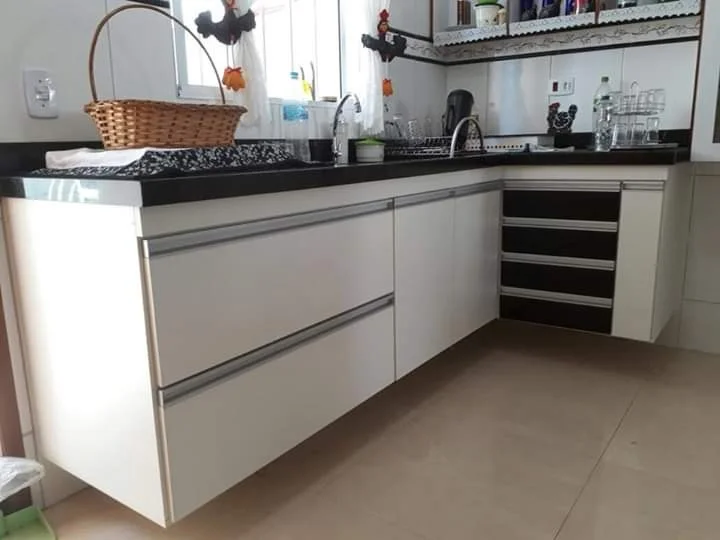 Cozinha planejada com puxadores minimalistas
