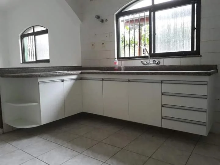 Cozinha planejada com coifa embutida