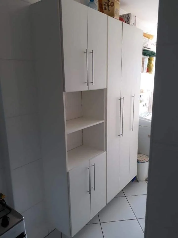Cozinha planejada com prateleiras abertas