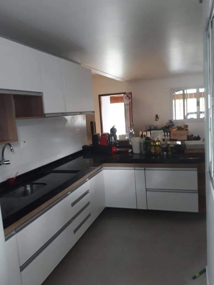 Cozinha planejada com pastilhas decorativas