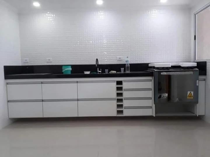 Cozinha planejada com tampo em quartzo