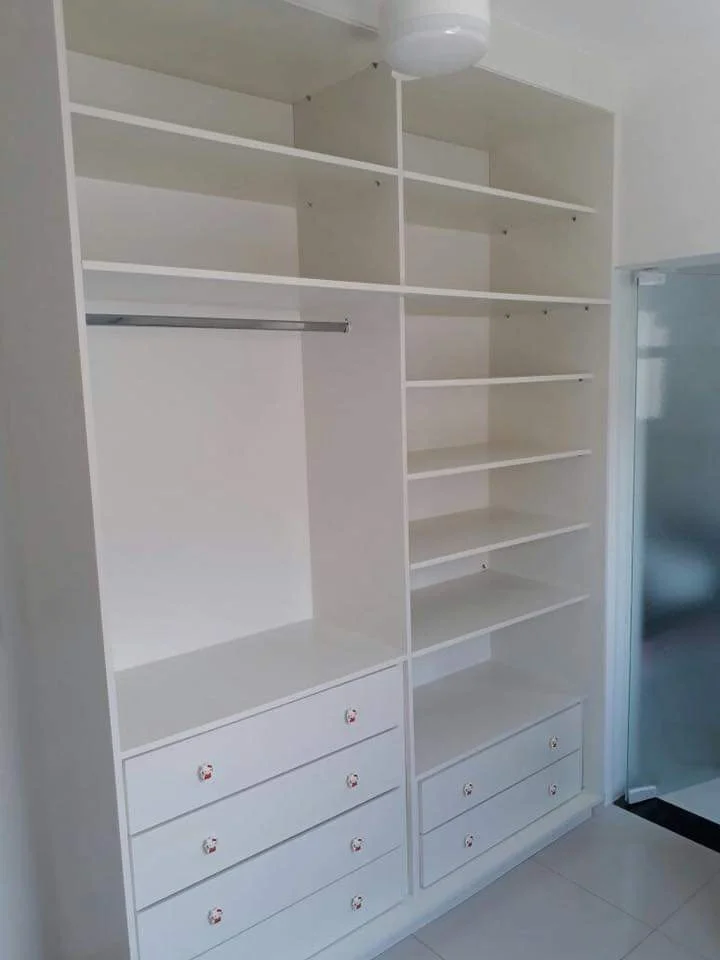 Closet planejado com prateleiras e gavetas