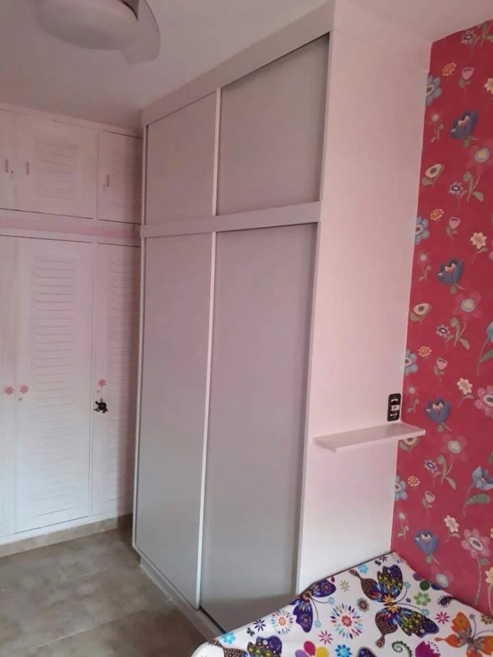 Quarto de casal planejado com armários