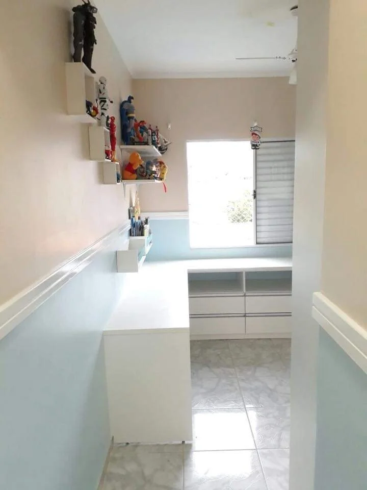Quarto planejado com painel de cama