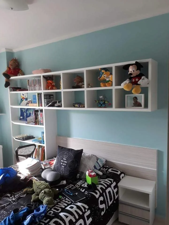 Quarto planejado com nichos e prateleiras