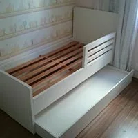 Quarto planejado com acabamento em madeira