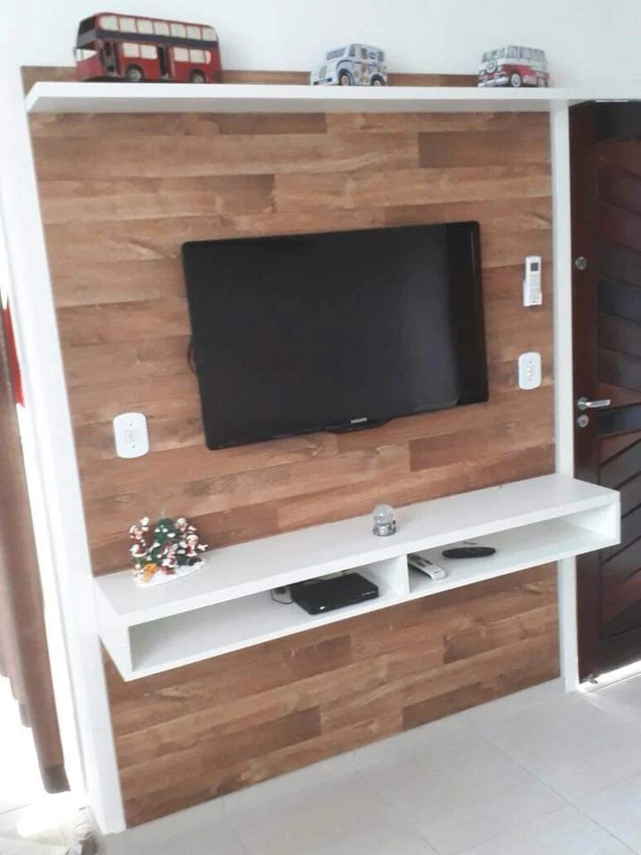 Sala com painel de TV planejado em madeira