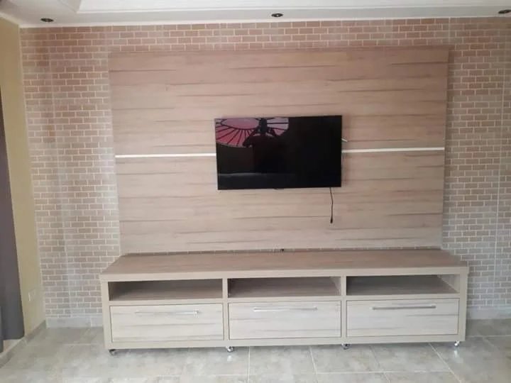 Sala com estante planejada e nichos