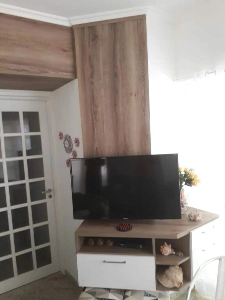 Sala com rack planejado e iluminação LED