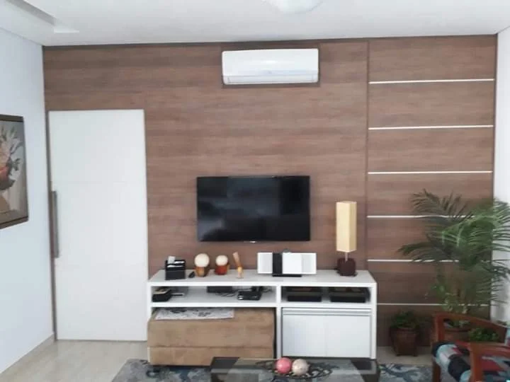 Sala com painel de TV em laca
