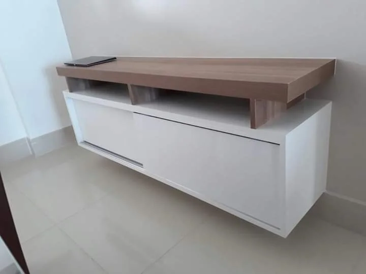 Sala com estante para livros e decoração