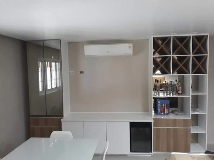 Sala com rack flutuante e prateleiras