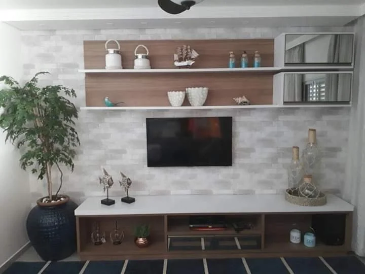 Sala com painel 3D e iluminação embutida